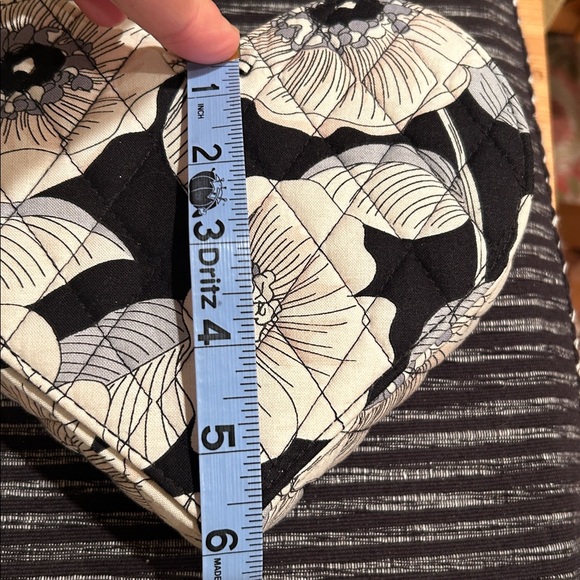 Vera Bradley limited editions "From My Heart" jewelry case in camellia pattern. - Picture 9 of 9